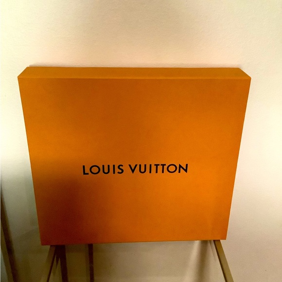 Large Louis Vuitton Gift Box 🌸 - Picture 1 of 2
